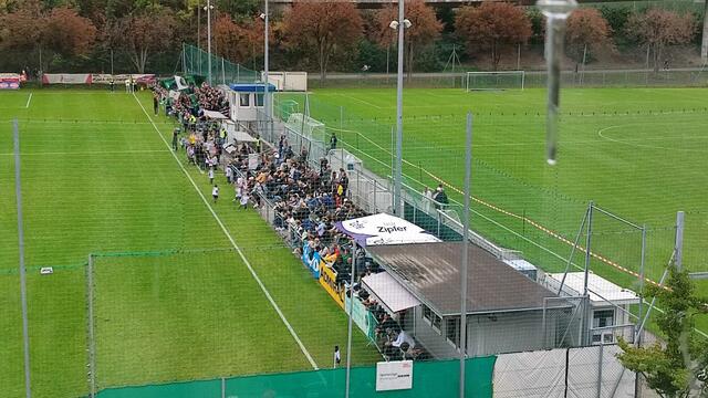 Stadtderby der Traditionsmannschaften SVI und FC Wacker Innsbruck in der Hypo Tirol Liga. 500 Fans waren beim 1:1 mit dabei. | Foto: BezirksBlätter