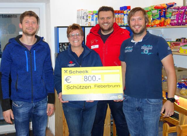 Von links: Schützen-Hauptmann Peter Trixl, die Leiterin der Tafel Barbara Höck, Ortsstellenleiter Florian Höck sowie Schützen-Obmann Michael Gollner
 | Foto: © Schützenkompanie Fieberbrunn