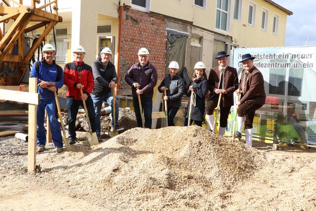 Polier Manfred Hoffmann (Firma Leithner Bau GmbH), Vizebürgermeister Walter Brunhuber, Bauleiter Alois Schredl (Firma Leithner Bau GmbH), Bürgermeister Josef Högl, Martina Berghammer (ABH Generalplanung GmbH), Gemeindevorständin Andrea Hausleithner, Obmann Sebastian Wagner (Musikverein Mörschwang), Kapellmeister Josef Burgstaller (Musikverein Mörschwang).
 | Foto: BRS/Doms