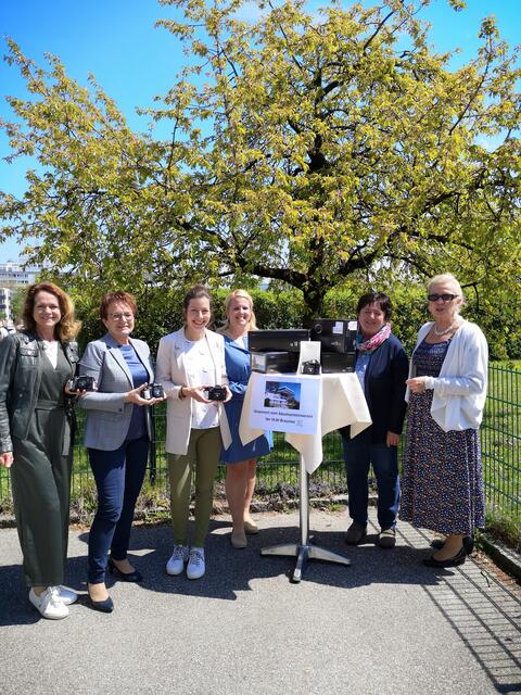 Die Freude bei Spenderinnen und Beschenkten ist groß: Dipl.-Päd. Evelin Kreilinger, Direktorin OStR Dr. Annemarie Berschl, Mag. Iris Schamberger, Corinna Ertl, MAS Ingeborg Fink und Hofrätin Mag. Astrid Simson | Foto: Bettina Seidl