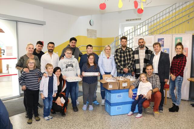 2.v.r.stehend: Schulcluster-Leiter Norbert Kappel, 3.v.r. stehend: Inhaber MK Barber &amp; Friseursalon Mehmet Kamasik, kniend: ASO-Bereichsleiter Friedrich Tschida, Teammitglieder und Schülerinnen und Schüler der ASO Frauenkirchen, Team des Friseursalons | Foto: ASO Frauenkirchen