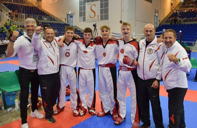 "We are the Champions": Das österreichische Junioren-Team kann seinen Erfolg in Jesolo kaum fassen. | Foto: ÖBFK/Ebner