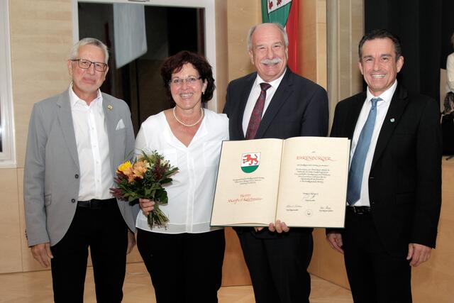 Seit 1985 war Manfred Kalchmair im Gemeinderat, 21 Jahre davon Bürgermeister. Nun ist er Ehrenbürger. GV Günter Rosatzin, Gertrud Kalchmair, Manfred Kalchmair, Bgm. Richard Kerbl v.l.n.r. | Foto: Gde. Sierning