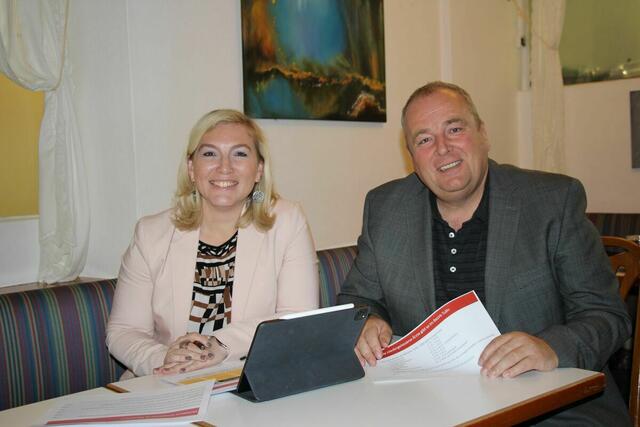 Bundesrätin der SPÖ Doris Hahn und Vizebürgermeister von Zwentendorf Johann Horst Scheed klären über den Ärztemangel auf. | Foto: Angelika Grabler