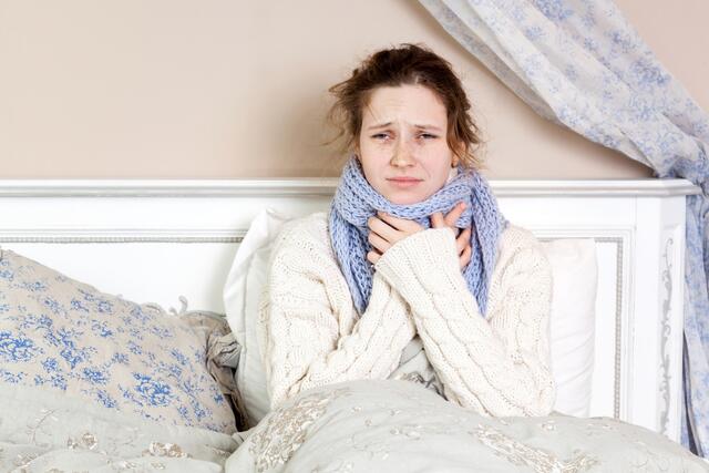 Halsschmerzen sind meist harmlos, aber unangenehm. | Foto: Khosro/Shutterstock.com