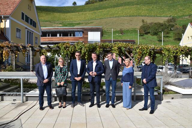 Delegation aus der Vojvodina mit Direktor Reinhold Holler (3. von links) und Präsident Igor Mirovic (4. von links) | Foto: FS Silberberg