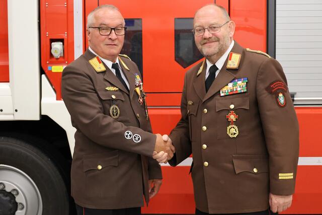 Große Freude über die erneute Wahl zum Abschnittskommandanten. | Foto: Martin Garber/BFVDL