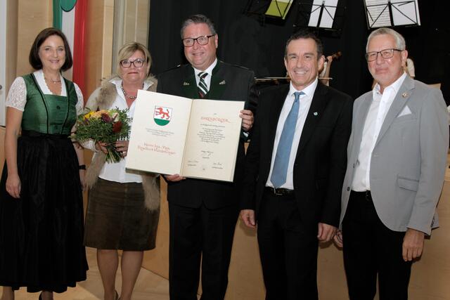 Engelbert Hundsberger war seit 1985 im Gemeinderat nun ist er Ehrenbürger. Vbgm. Irene Moser, Silvia Hundsberger, Engelbert Hundsberger, Bgm. Richard Kerbl, GV Günter Rosatzin v.l.n.r. | Foto: Gde. Sierning