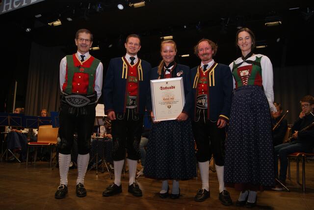 Jugendkapellleiterin Christine Mair wurde das Grüne Verdienstzeichen der landesverbandes der Tiroler Blasmusikkapellen verliehen.