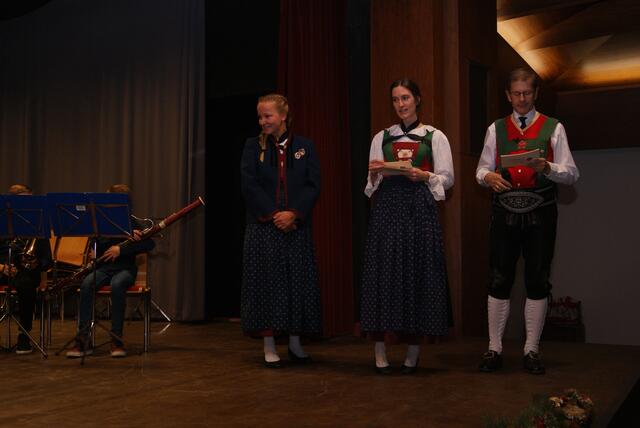 Jugendkapellleiterin Christine Mair wurde das Grüne Verdienstzeichen der landesverbandes der Tiroler Blasmusikkapellen verliehen.