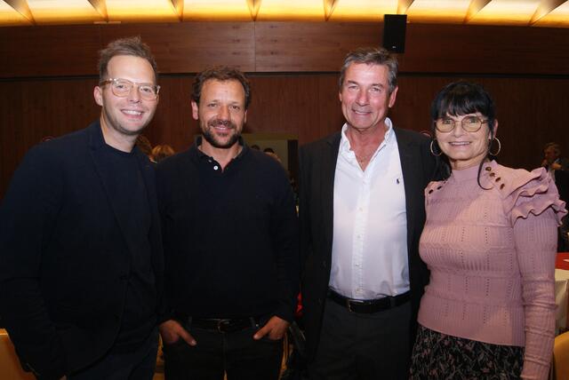 BM Florian Riedl und Vize Burkhard Kreutz (Mitte) mit Patrick Larcher und Tennisclub-Obfrau Renate Klara