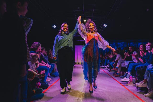 Zum Finale durften alle Jung-Designerinnen und -Designer mit ihren Models über den Laufsteg gehen. | Foto: leggou.vision