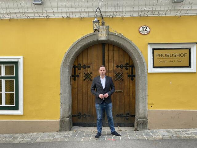 Klemens Resch vor dem ehemaligen Heurigen Welser. | Foto: FPÖ 1190