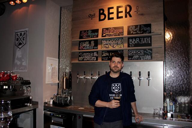 In David Beaver´s BrewPub kommen acht Schankbiere frisch aus dem Zapfhahn. Das dazugehörige Bier wird im Gastraum gebraut und im Keller gereift und gelagert. | Foto: Ulrike Kozeschnik-Schlick