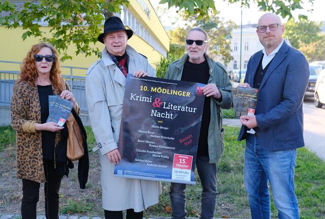 Vorfreude auf die Krimi- &amp; Literaturnacht: Ernie Pichler, Bürgermeister Hans Stefan Hintner, Peter Pauswek und Kultur-Stadtrat Stephan Schimanowa (von links). | Foto: Helga Schlechta