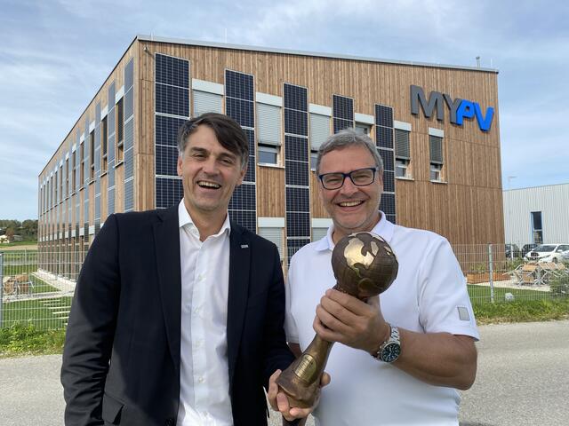 Die beiden Gesellschafter Markus Gundendorfer (li.) und Gerhard Rimpler jubeln über den Energy Globe Austria 2022. 
 | Foto: my-PV