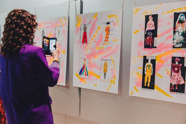 Stolze Eltern fotografierten die Entwürfe, die in der WU Mensa ausgestellt wurden.  | Foto: leggou.vision