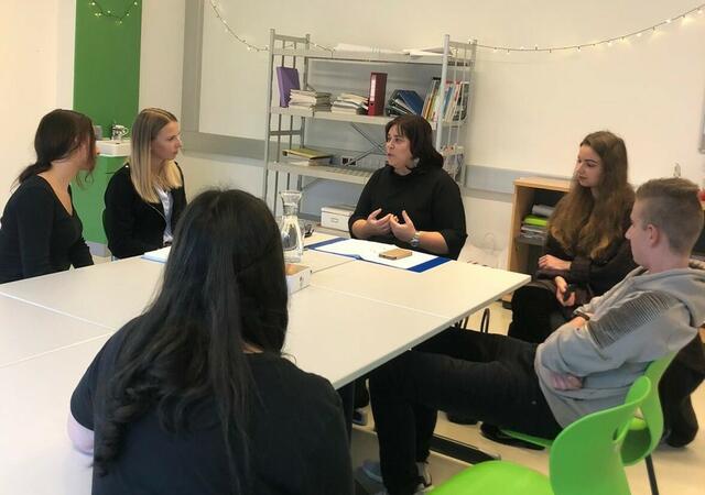 Agnes Totter hier im Gespräch mit Schülerinnen und Schülern an der HLW Feldbach. | Foto: HLW Feldbach