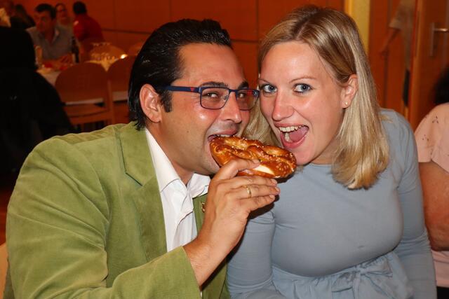 Pottensteins Ortschef Daniel Pongratz teilt mit seiner Frau Michaela eine Brezn. | Foto: Manfred Wlasak