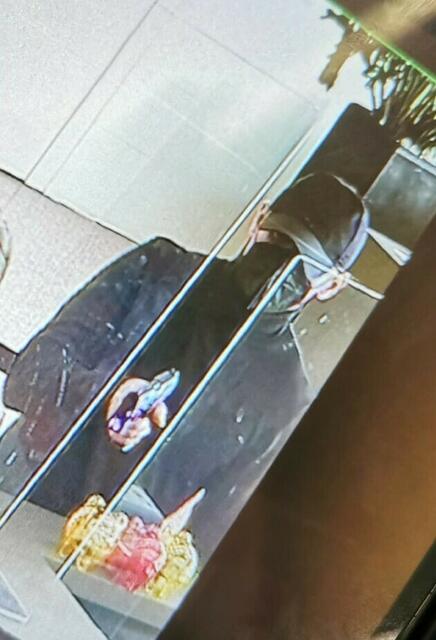 Nach dem versuchten Banküberfall am Montagnachmittag gibt es nun erste Fahndungsfotos. | Foto: Polizei Salzburg