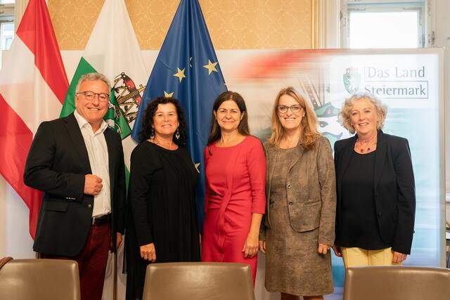 LH-Stv. Franz Schellhorn (Salzburg), LR Birgit Gersdorfer (Oberösterreich), LR Doris Kampus (Steiermark), LR Ulrike Königsberger-Ludwig (Niederösterreich) und LR Katharina Wiesflecker (Vorarlberg) bei der Konferenz der Kinder- und JugendhilfereferentInnen in Graz.  | Foto:  Land Steiermark/Robert Binder