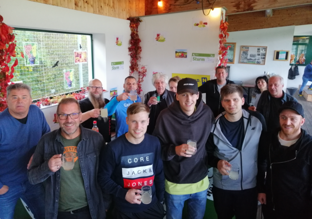 Präsident Harald Fischer, Obmann Hans Sperl, Vbgm. Andreas Klos, Sportstadtrat Johann Schildbeck, Christian Mühlbauer, Michael Fux, Elisabeth Preus und Spieler des SC Hainfeld | Foto: Klos