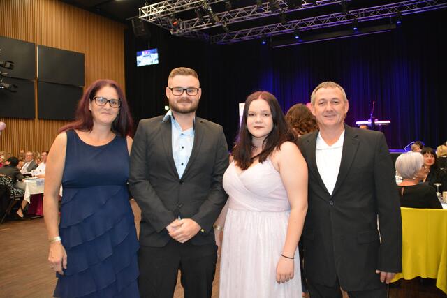 BHAS Absolventin Laura mit ihren Eltern und ihrem großen Bruder | Foto: Jennifer Flechl