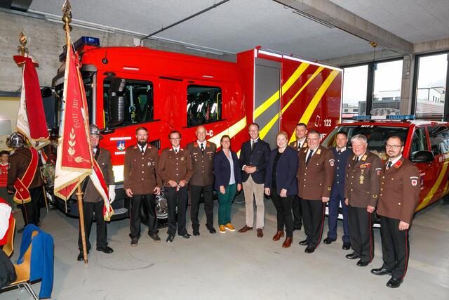 Sicherheitslandesrat überbrachte Glückwünsche des Landes bei der Fahrzeugsegnung der neuen Einsatzfahrzeuge der Feuerwehr Rankweil. | Foto: Land Vorarlberg / Bernd Hofmeister