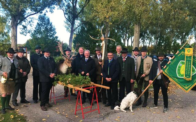 Hornmeister Thomas Rieder, Mitorganisator Johann Heindl, Bez. Jägermeister Stellvertreter Andreas Berger, Landesjägermeister Stellvertreter Gerald Friedl, Jagdleiter Gerhard Doppelhofer, Pfarrer Bernd Kollo, Landtagspräsident Karl Wilfing, Oberschützenmeister Josef Kohzina mit Kreuzträgerin Hannah Kohzina, Landtagsabgeordneter Manfred Schulz, Bürgermeister Josef Fürst, Bezirksjägermeister Christian Oberenzer, Jagdhorn-Obmann Adam Simayr, Bezirksjägermeister a.D. Gottfried Klinghofer und Standartenführer Florian Dorn. | Foto: Christine Kohzina