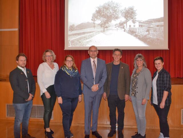 GR Ing. Andreas Bauer, GRin Sabrina Leithner, Bürgermeisterin Katharina Trettler, Historiker Mag. Dr. Werner Sulzgruber, GGR Ing. Peter Zens, GGRin Sabine Hirschegger, GRin Lea Weißenberger

 | Foto: M. Schmölz