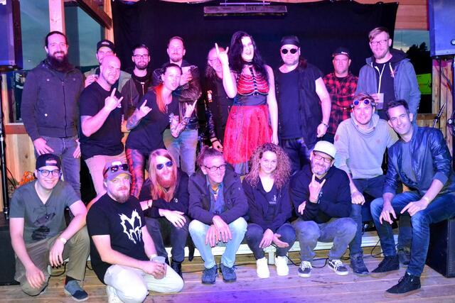 „Katzenmama“ Bettina Bernadowitsch (Mitte) bedankt sich bei allen Unterstützern für die großartige Veranstaltung. Fotos: Kremser/Wiednermichl