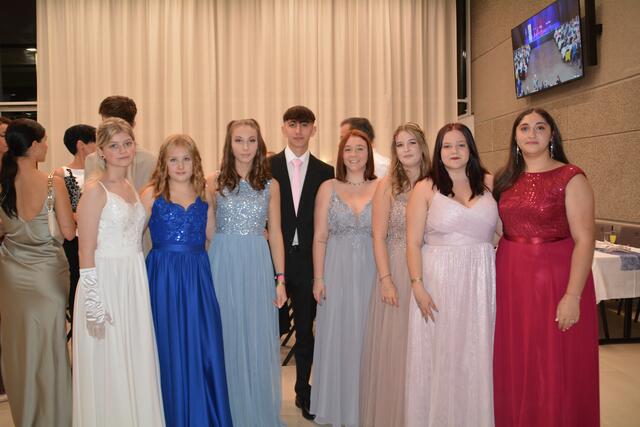 Die Absolventinnen strahlten mit ihren Abschlusskleidern um die Wette | Foto: Jennifer Flechl