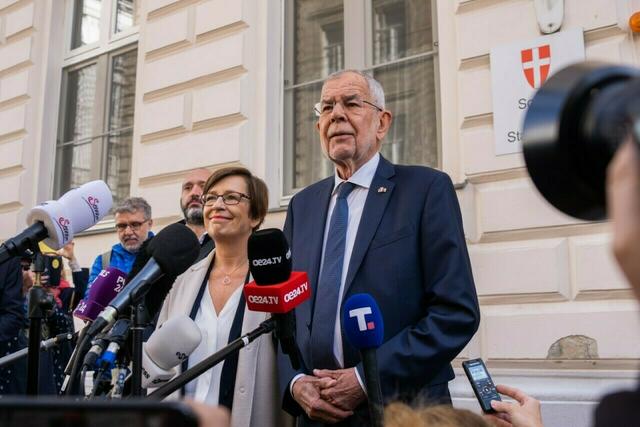 Alexander Van der Bellen mit Doris Schmidegger – der amtierende Bundespräsident bekam 56,7 Prozent aller Stimmen. | Foto: Lukas Dürnegger