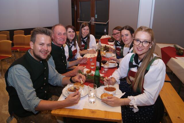 Die verdiente Stärkung mit der traditionellen Gulaschsuppe von Moni und Lisl durfte nicht fehlen