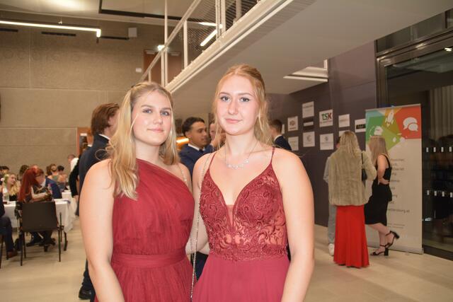 Lea &amp; Jasmin waren als Freundinnen am Ball zu Gast | Foto: Jennifer Flechl
