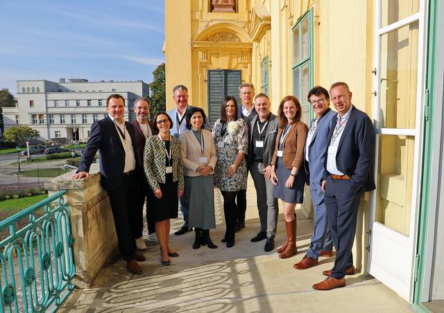 Austrian Leading Sights Kongress: Mitglied des Präsidiums Mag. (FH) Paul Blagusz, Mag. (FH) Florian Felder (Leitung Public Affairs &amp; Kommunikation), Mag. Ulrike Rauch-Keschmann (Sektionschefin von Arbeit und Wirtschaft), Mitglied des Präsidiums Dr. Danielle Spera, Mitglied des Präsidiums Dr. Stephan Hering-Hagenbeck (hinten), Landeshauptmann-Stellvertreterin Mag.a Astrid Eisenkopf, Mitglied des Präsidiums Dr. Johannes Hörl, Präsident Mag. Klaus Panholzer, CEO Lisa Weddig (Österreich Werbung), Mag. Erwin Windisch (Schloss Esterházy) und Generalsekretär der Geschäftsführung Patrick Quatember (v.l.).
 | Foto: Landesmedienservice Burgenland