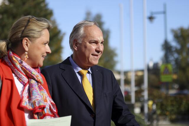 Mit Pflaster auf der Stirn: Walter Rosenkranz wählte bei regem Medieninteresse im Pfarrzentrum St. Paul im Kremser Stadtteil Mitterau. | Foto: AP /APA/Theresa Wey