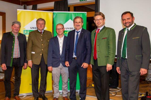 (V. l.) Aufsichtsratsvorsitzender Günter Fischer, RWA-Generaldirektor Reinhard Wolf, Obmann Peter Grims, Ehrenobmann Franz Rauscher, Verbandsdirektor des OÖ Raiffeisenverbandes Norman Eichinger und Geschäftsführer Martin Obernberger.
  | Foto: Lagerhaus Rohrbach