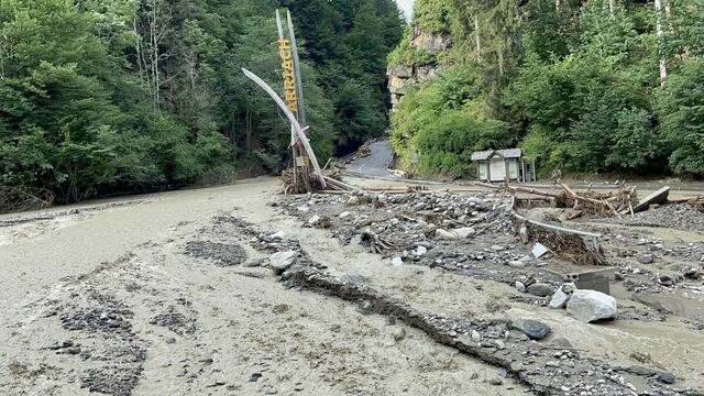 Die Auffahrt nach Arriach wurde bei den Unwettern des heurigen Jahres schwer zerstört. Immer noch liegen auf Äckern im Gegendtal 120.000 Kubikmeter Schlamm. Nun wird er abgetragen. | Foto: meinbezirk.at/Archiv