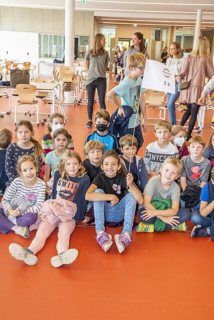 Die Lernenden der 3b fühlen sich in ihrer neuen Schule sichtlich wohl und haben ihre Fahne bereits gehisst. | Foto: Stadt Graz/Fischer