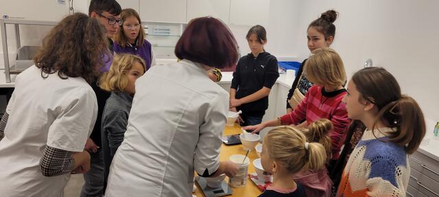 Gemeinsam mit dem Apotheken-Team wurde gewogen, gemixt und viel Neues erfahren. | Foto: Apotheke Frunpark Parndorf KG