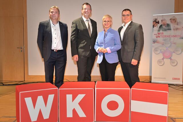 WKO-Bezirksstellenobmann Stephan Preishuber, Energie-AG Vorstand Stefan Stallinger, WKOÖ-Präsidentin Doris Hummer und WKO-Bezirksstellenleiter gestalteten einen spannenden Abend für die Wirtschaft des Bezirks Vöcklabruck. | Foto: Cityfoto Kunasz