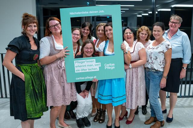 "Pflegerinnen erkennt man, weil sie öfter lachen." Das ist nur einer von vielen Slogans der aktuellen Caritas Pflegekampagne. Die Mitarbeiterinnen aus dem Mostviertel hatten bei Dankesfest sichtlich Spaß! | Foto: Caritas/Karl Lahmer