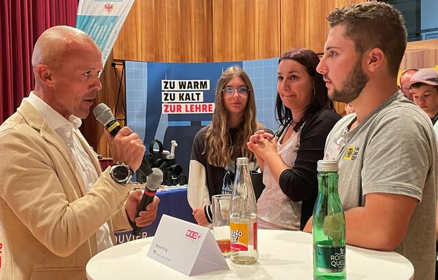 WK-Bezirksstellenleiter Otmar Ladner holte couragierte Lehrlinge vor das Mikrofon. | Foto: Wirtschaftskammer Landeck