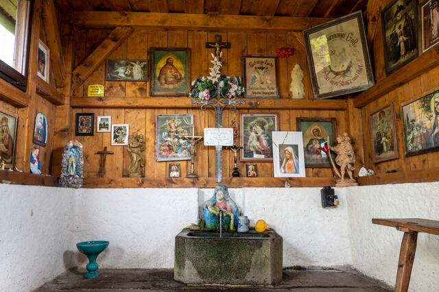 Nach einigen Minuten Gehzeit erreicht man die Quelle "Heiliges Wasser"