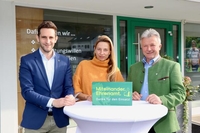 Landesrätin Juliane Bogner-Strauß, LAbg. Lukas Schnitzer und LAbg. Hubert Lang ermittelten per Los die „Ehrenamtlichen des Monats Oktober“. | Foto: Alfred Mayer