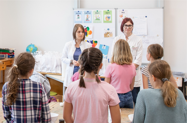 Sabrina Biringer und Jelena Casni von der Apotheke Frunpark Parndorf hielten einen Workshop in der Volksschule Göttlesbrun. | Foto: Andrej Dosek