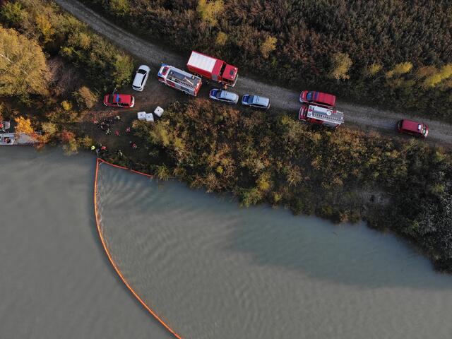 Mehrere Feuerwehren waren 30 Stunden lang im Einsatz, um eine Gewässerverschmutzung zu verhindern. | Foto: AFKDO Braunau