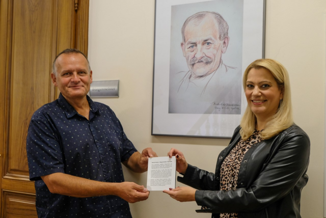 Dreiszker und Winkler vor dem "Sachs Gemälde" in Bruckneudorf | Foto: Christian Zenger
