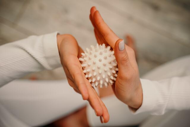 Auch die Muskeln und Gelenke der Hände wollen regelmäßig bewegt werden, um lange gesund zu bleiben. | Foto: svetograph/Shutterstock.com